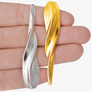 Irregular wavy pendant in gold and silver 304 stainless steel held by hand