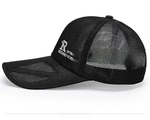 Dettaglio del cappellino da baseball nero in mesh traspirante con ricamo R SPORT