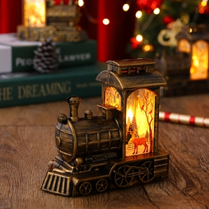 Détail de lanterne train de Noël vintage en bronze avec lumière LED chaude et silhouette de cerf