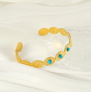 Détail du bracelet en acier titane plaqué or 18 carats avec une pierre turquoise vintage