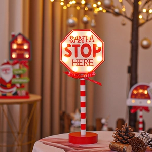 Nahaufnahme des oktogonalen LED-Weihnachtsschilds mit warmer Festbeleuchtung und Streifen.
