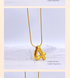 Détail montrant les dimensions du collier pendentif chiffre doré avec chaîne de 46 cm