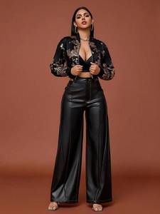 Giacca corta con paillettes nere da donna e pantaloni in pelle per un look alla moda