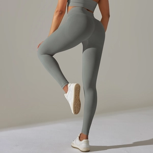 Détail de la texture côtelée sans couture gris charbon et de la taille haute gainante