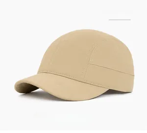 Dettaglio del cappellino da baseball kaki a tesa corta con cuciture tono su tono e 5 pannelli