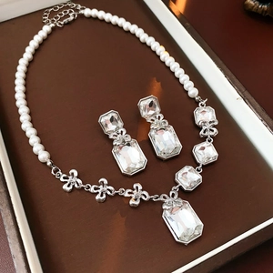 Exquisite square flower jewelry set with silver studs and diamonds in a brown gift box