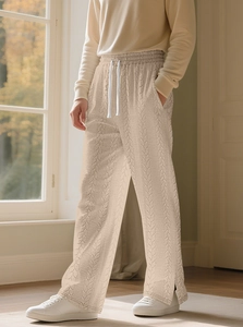 Detailansicht der beigen Herren-Freizeithose mit Zopfmuster und praktischem Kordelzug
