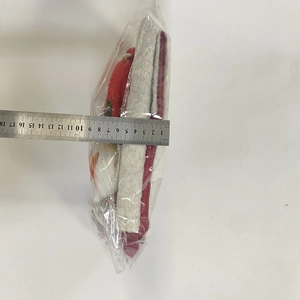 Makroaufnahme zeigt die 5cm Dicke einer Weihnachts-Stuhlhulle in transparenter Verpackung
