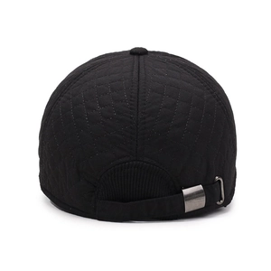 Vue arrière casquette de baseball matelassée noire avec surpiqûres et boucle ajustable