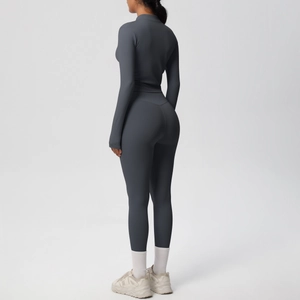 Vue latérale d'un ensemble de yoga gris anthracite avec legging et veste zippée