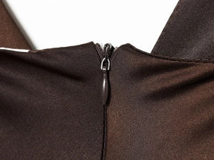 Vue détaillée de la fermeture éclair invisible sur cette robe midi en satin marron