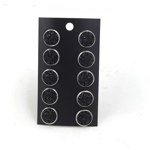 Vue détaillée de cinq paires de boucles d'oreilles druzy noires de 12mm sur carte