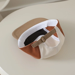 Cappellino da baseball hip-hop per bambini bicolore con cinturino e fibbia in metallo