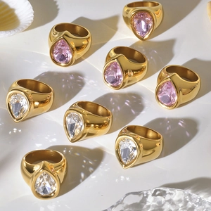 Bague en acier titane plaqué or 18 carats avec grandes zircons poire violets et clairs