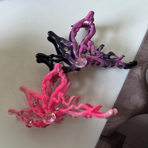 Elegant butterfly pearl claw clips with rhinestones in pink and purple gradient finish