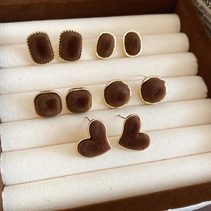 Five pairs of brown flocking geometric heart earrings with gold trim for winter