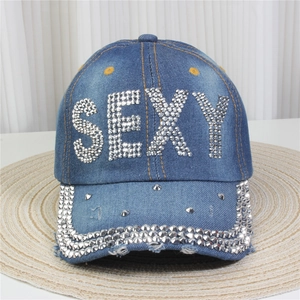 Détail d'une casquette en denim avec lettrage SEXY scintillant en strass argentés