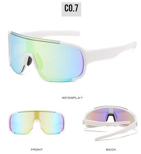 Vues détaillées sous plusieurs angles de lunettes de sport avec verres colorés miroirs