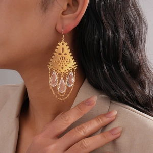 Boucles d'oreilles bohèmes dorées évidées avec gouttes en verre et franges