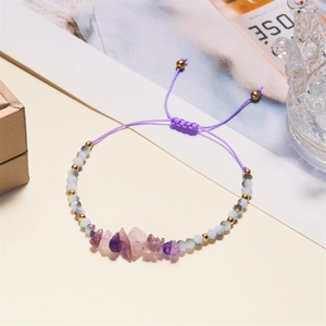 Detailansicht des Amethyst-Perlenarmbands mit verstellbarer violetter geflochtener Kordel