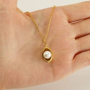 Collier minimaliste en acier plaqué or 18k avec pendentif ovale et perle blanche