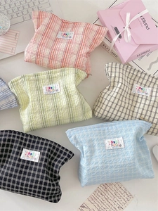 Checkered fabric cosmetic bag with zipper in five colors for summer travel storage