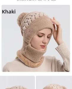 Khaki Strickmütze und Schal Set mit Kunstpelz-Bommel und Knöpfen in der Detailansicht
