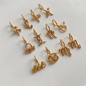 Colgantes de las constelaciones del zodiaco chapados en oro con circonitas brillantes