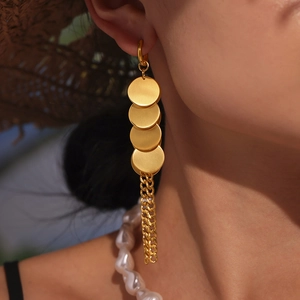 Boucles d'oreilles franges en acier titane plaqué or avec pendentifs disques et chaînes