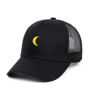 Schwarze Trucker-Kappe mit gelber Mondsichel-Stickerei und atmungsaktivem Mesh-Rücken