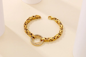 Détail du bracelet pendentif cœur doré 18 carats avec strass micro-pavés étincelants