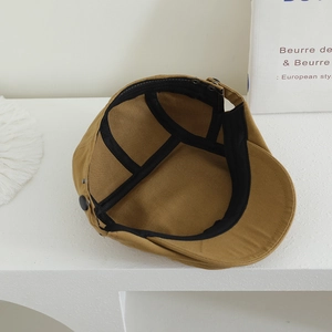 Détail de l'intérieur du béret pour enfant avec sangle de renfort et boucle