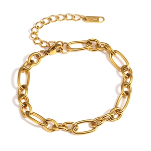 Vue détaillée du bracelet à maillons épais dorés avec fermoir réglable en acier inoxydable