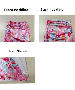 Détails de la robe en satin fleuri montrant le drapé de l'encolure et l'élastique au dos