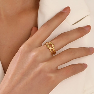 18K gold-plated stainless steel knot ring with twist texture on female finger