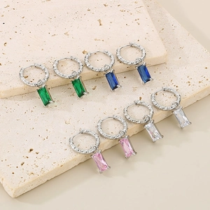 Vue macro détaillée de pendentifs en zircon rectangulaires colorés sur boucles d'oreilles
