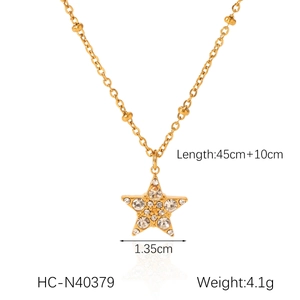 Detail of 18K gold-plated star necklace with dimensions 45cm chain and 1.35cm pendant
