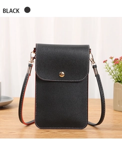Détail du sac de téléphone noir en cuir grainé avec fermeture à pression dorée