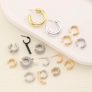 Ensemble de boucles d'oreilles créoles et bagues d'oreilles dorées et argentées à perles