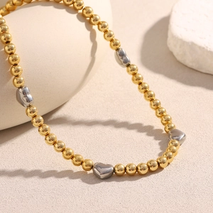 Dettaglio della collana in acciaio inossidabile placcato oro 18K con cuori