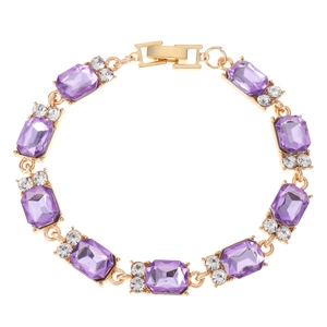 Bracciale dorato con cristalli viola rettangolari e strass chiari su sfondo bianco