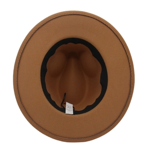 Innenansicht des camelfarbenen Filzhutes mit verstellbarem Band und Materialetikett aus Polyester