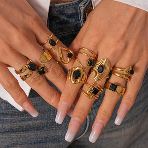 Ensemble de bagues dorées rétro avec pierres de zircon noir et formes géométriques