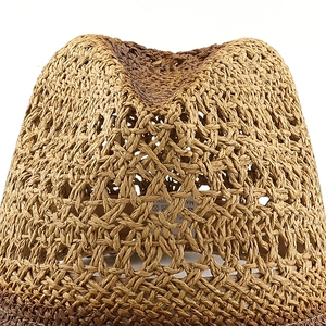 Detailaufnahme der atmungsaktiven Hohlflechtung und Naturstroh-Textur des Cowboy-Huts