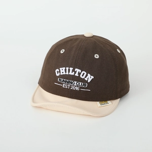 Détail d'une casquette de baseball bicolore en coton avec broderie 3D pour enfants