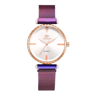 Dettaglio orologio al quarzo oro rosa con cinturino in maglia viola e indici in strass