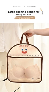 Détail du sac de rangement en filet beige avec large ouverture pour lingerie