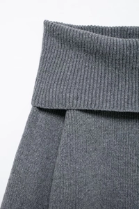 Gros plan du pull gris anthracite à épaules dénudées montrant la maille côtelée et le tissu