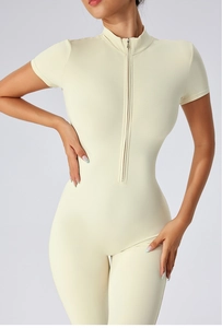 Détail du body beige à manches courtes avec col zippé et tissu de sport haute élasticité