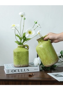 Detailansicht der Vintage-Glasur mit Riss-Effekt auf der grünen Keramikvase